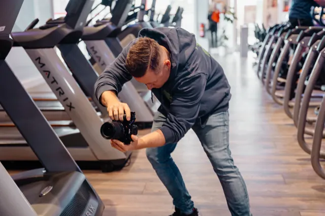 Toni filmt mit seiner Kamera im Fitnessstudio