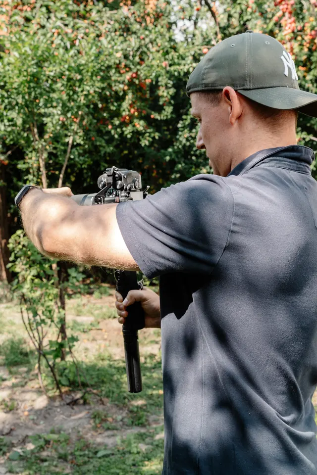 Toni filmt mit einer Kamera auf einem Gimbal im Garten